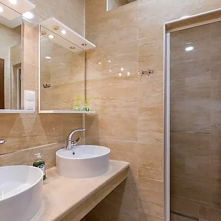 Free Bird (adults Only) Albergue